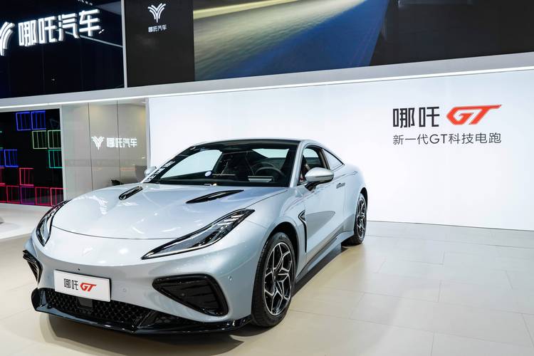 佛山38哪吒汽车在智能汽车领域的表现，领途汽车在新能源汽车市场中的影响力